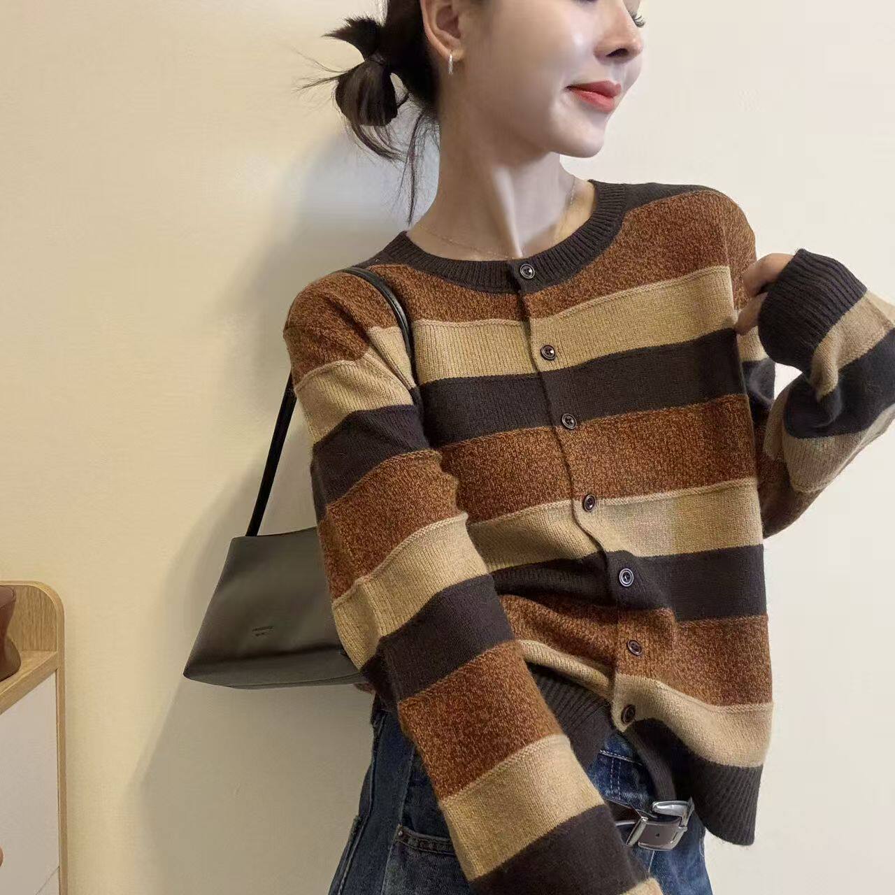 秋冬女圆领宽条纹针织开衫