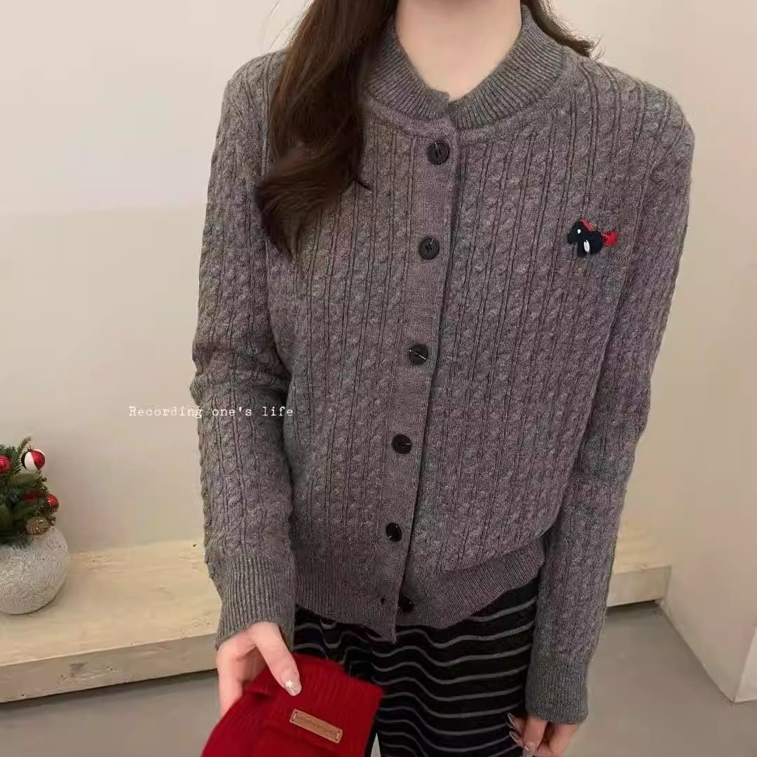 2025冬季新款圆领麻花小马刺绣羊毛针织开衫韩系百搭显瘦洋气上衣