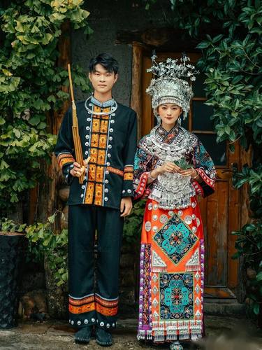 苗族服饰情侣婚服盛装头饰项圈