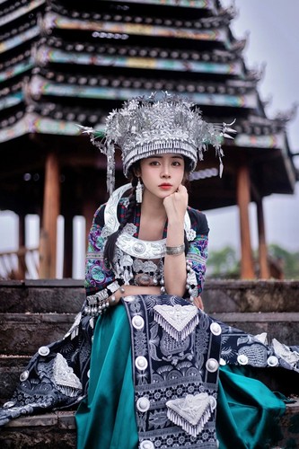 苗疆服装女苗族服饰土家族少数民族舞台演出头饰项圈抹胸旅拍摄影