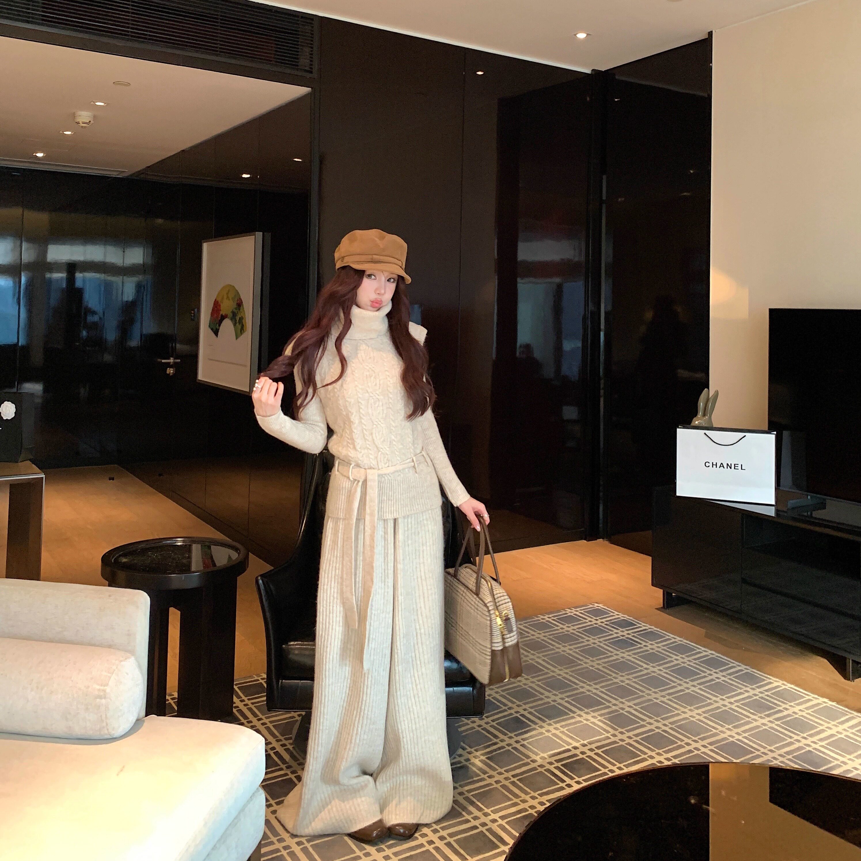 遛弯懒懒套装 米杏色毛衣三件套冬2025宽松慵懒叠穿马甲裤子套装