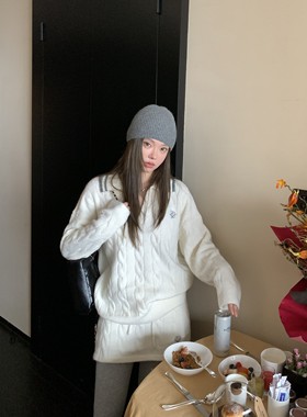 新年polo领麻花白色毛衣两件套冬2025宽松慵懒气质针织衫短裤套装