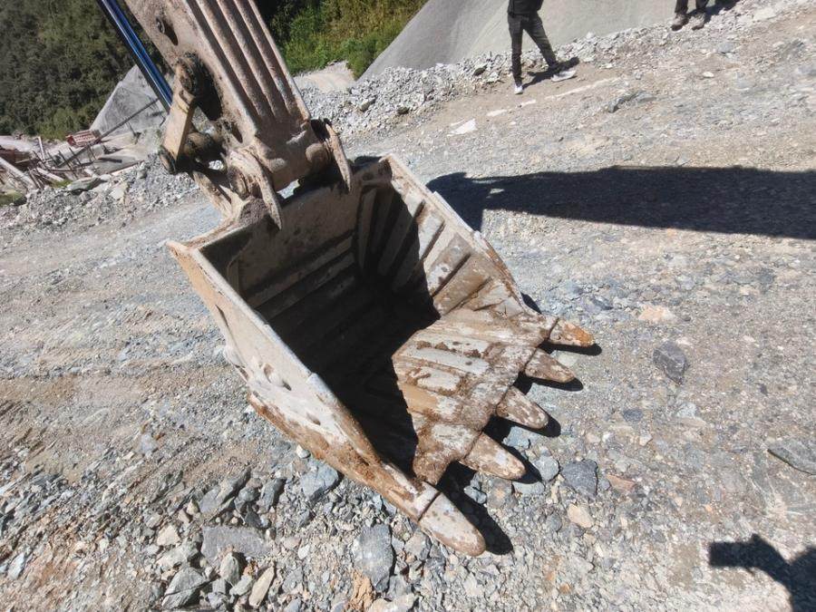 1月3日红河哈尼族彝族自治州液压挖掘机【小松PC200-8M0】一台网络拍卖公告