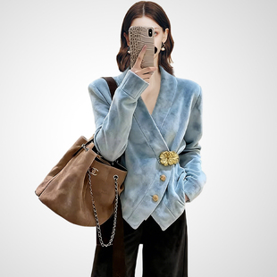 兰卡时尚法式设计感金扣西装外套2026春款雾霾蓝收腰显瘦通勤上衣