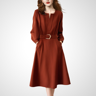 法式设计感通勤v领连衣裙女春2026新款橘红色收腰气质时尚中长裙