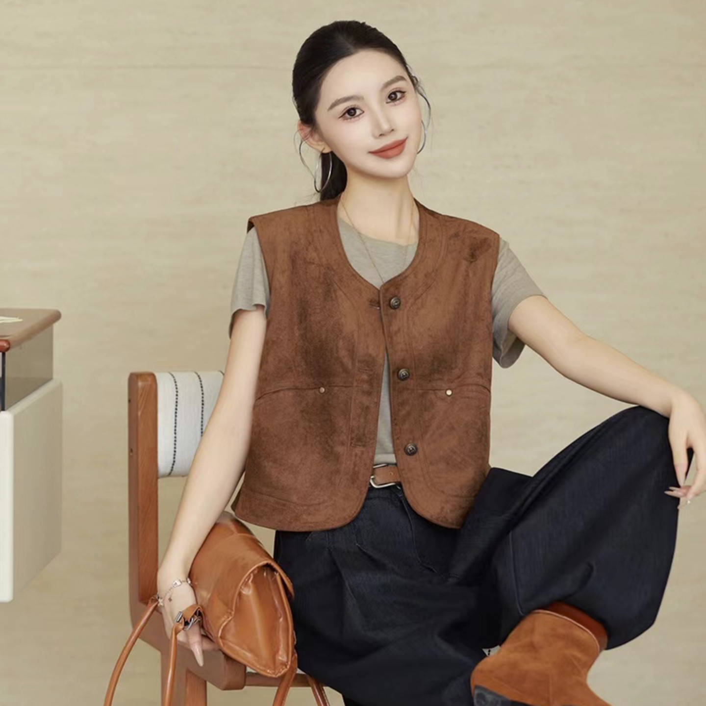 短款麂皮绒马甲背心女2026秋新款时尚圆领叠穿坎肩单排扣马夹外套