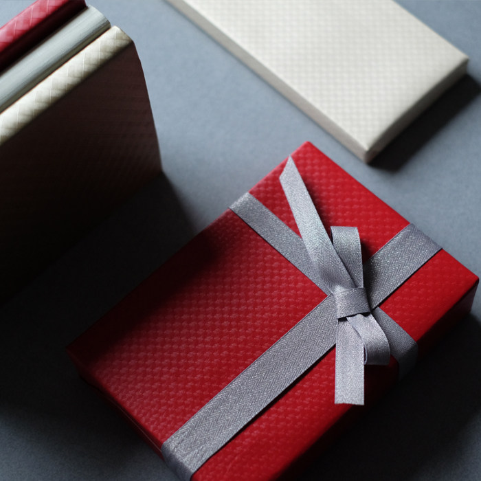 商务珍珠暗红色菱形纹质感包装纸