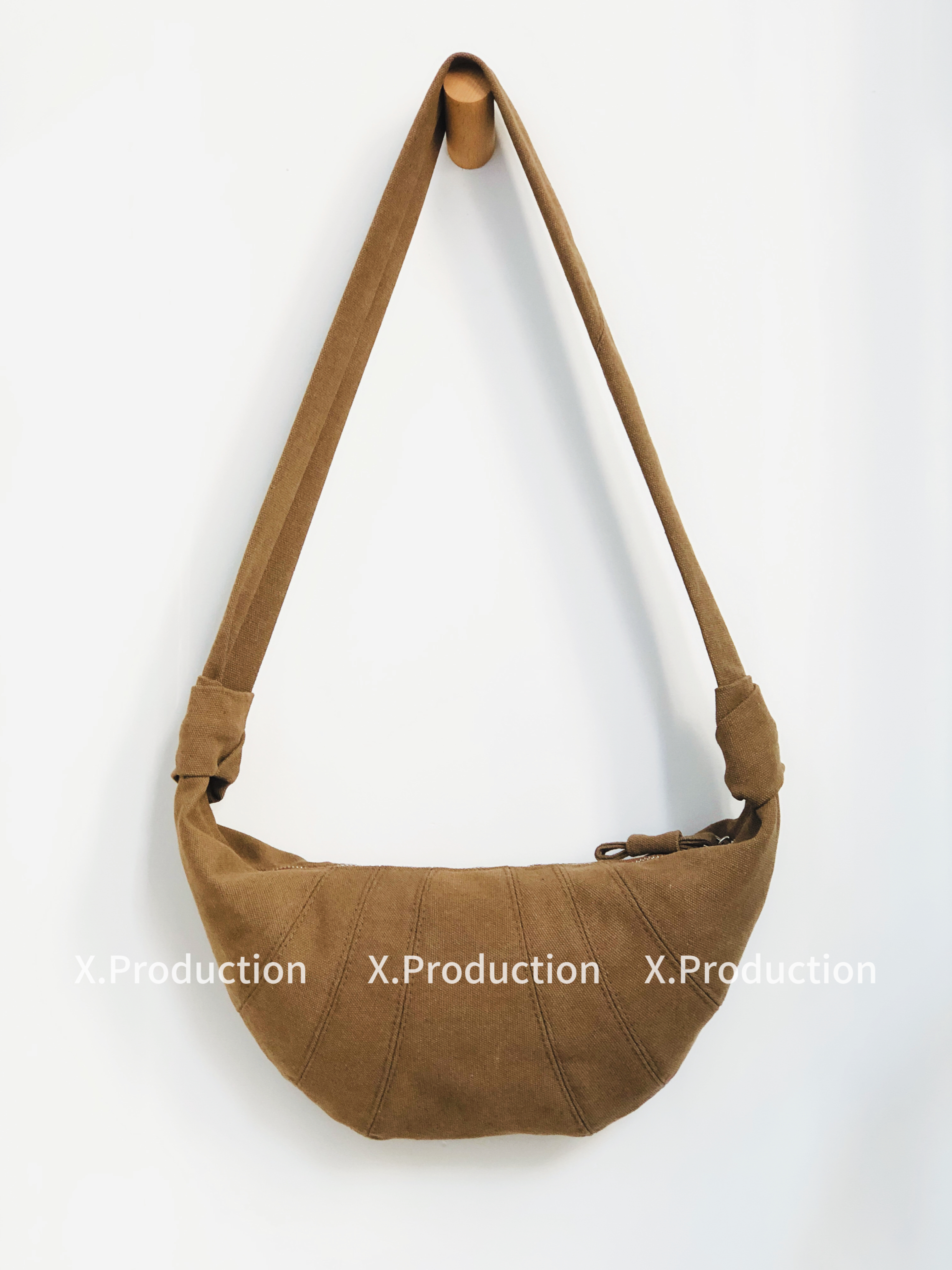 X.production新品手工制小众设计水洗帆布牛角包男女款斜挎饺子包