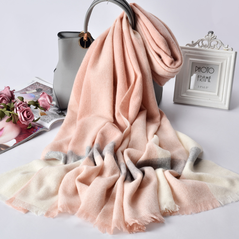 时尚围巾女秋冬季高级感100%绵羊毛保暖轻奢薄款披肩两用妈妈礼盒