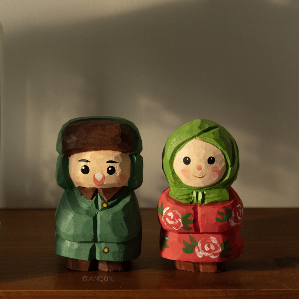 花棉袄女孩纯手工木雕桌面摆件