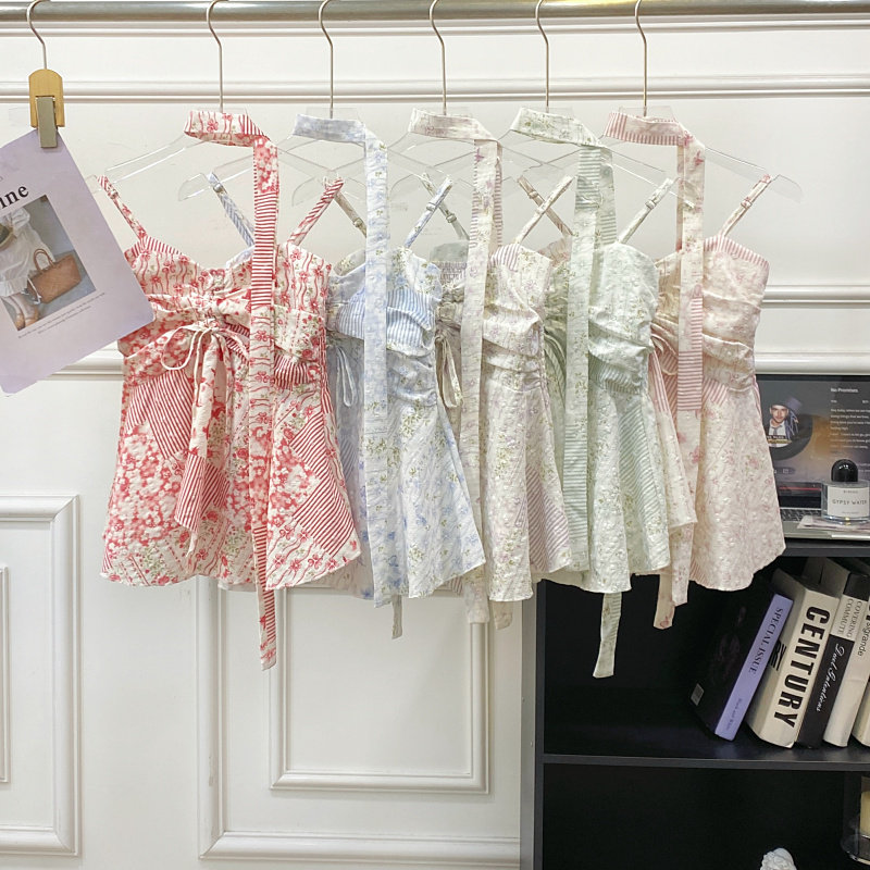 法式纯欲风挂脖飘带碎花吊带背心女2026春夏褶皱收腰裙摆上衣