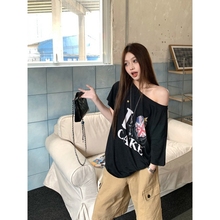 黑色字母印花休闲宽松版t恤女款一字斜露肩慵懒风韩系短袖上衣体