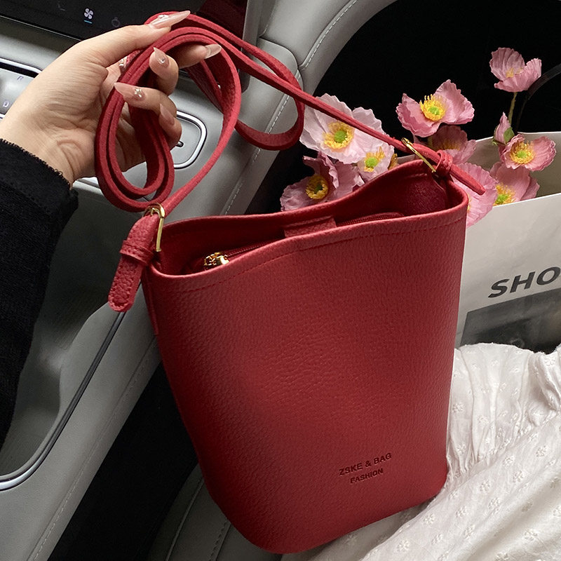 高级质感水桶包女包2025新款百搭大容量通勤单肩包高颜值腋下包,箱包皮具/热销女包/男包,水桶包,淘宝优惠券,粉丝福利购,淘宝优惠卷