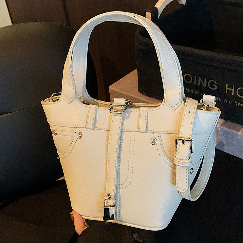 高级感百搭通勤水桶包