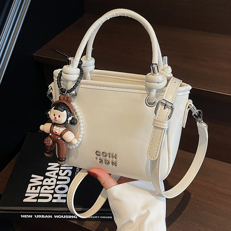 高级质感百搭通勤水桶包