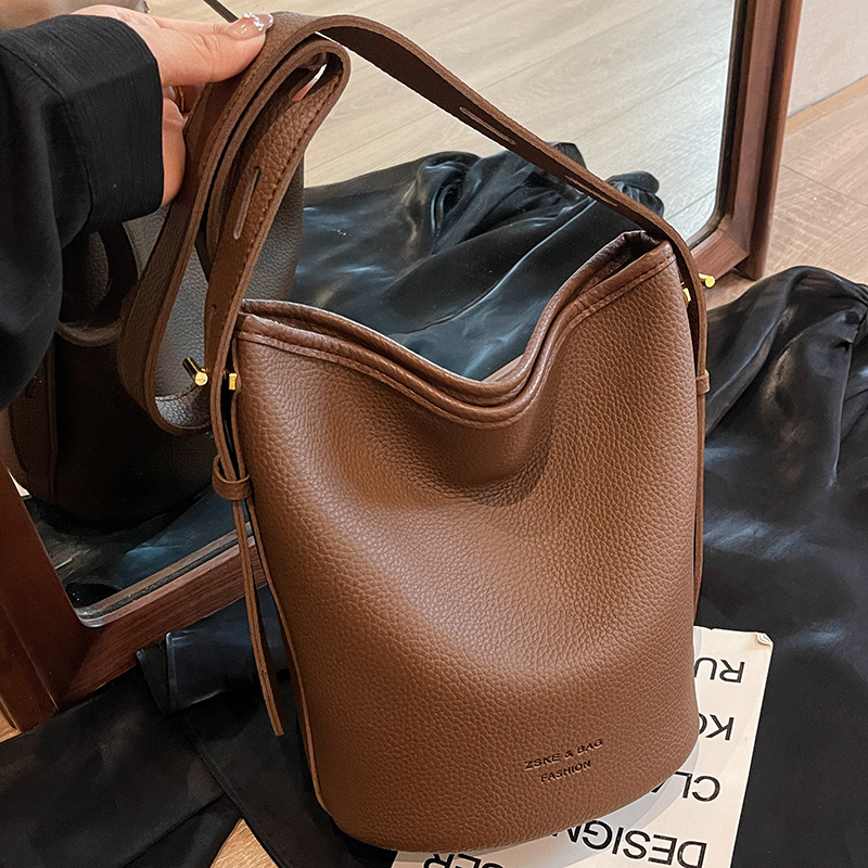 高级质感复古通勤水桶包