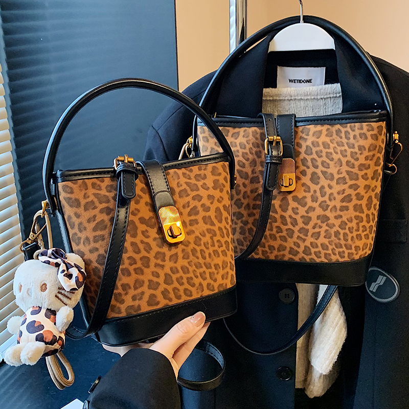 小众设计复古水桶小方包