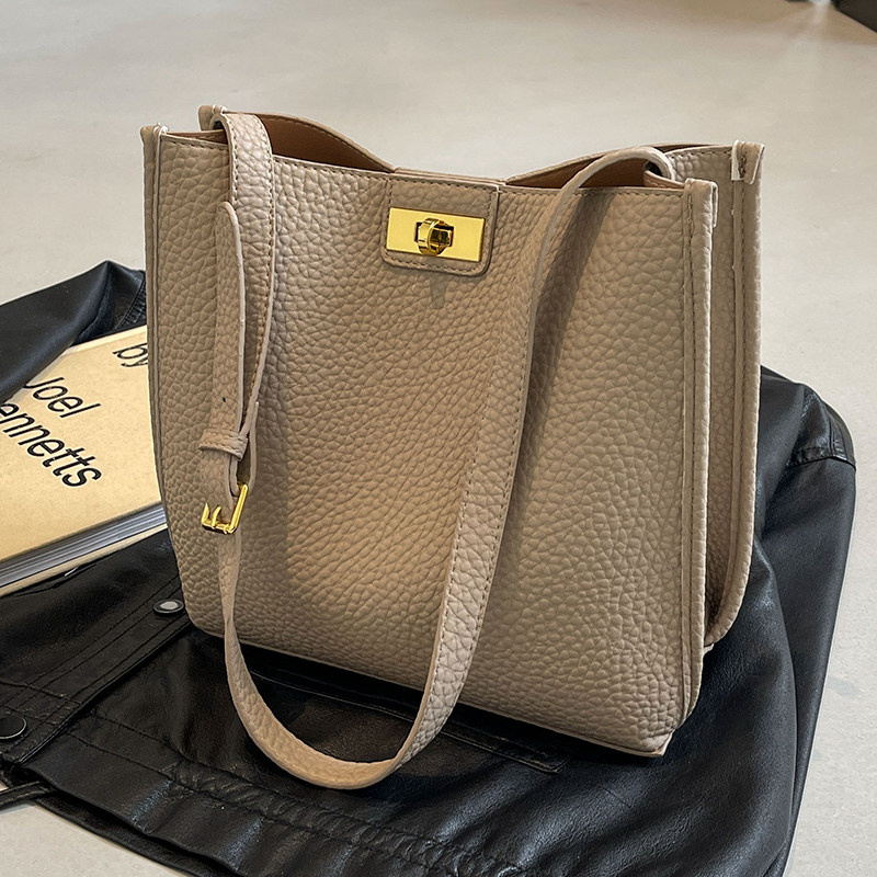 高级质感小包包女包2025新款单肩腋下小方包百搭通勤斜挎水桶包,箱包皮具/热销女包/男包,小方包,淘宝优惠券,粉丝福利购,淘宝优惠卷