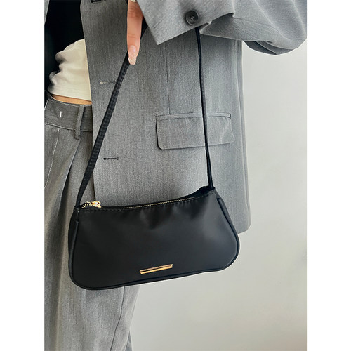 腋下包包女2025款夏季轻便尼龙牛津布高级感小众单肩小包法棍包女