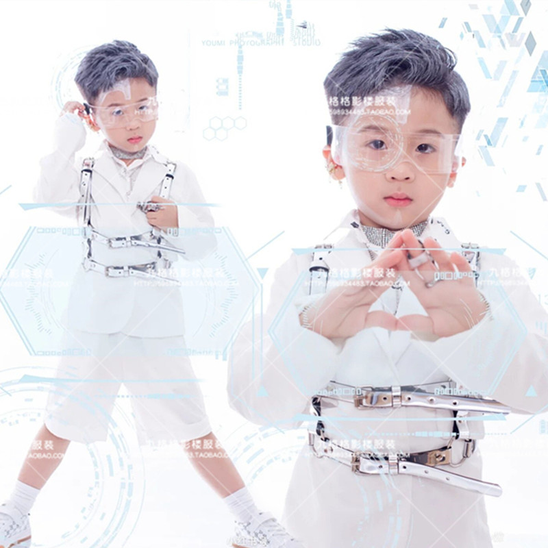 T台走秀大赛男童未来科技风服装