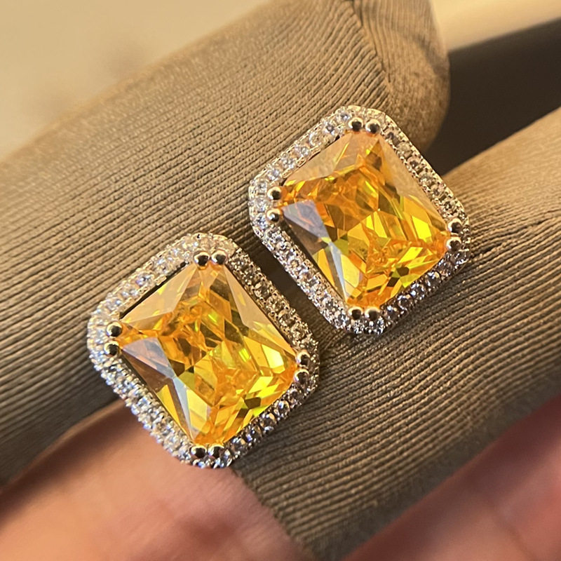 简约进口高碳钻公主方钻耳钉防过敏招财耳饰黄钻四爪克拉钻耳环女