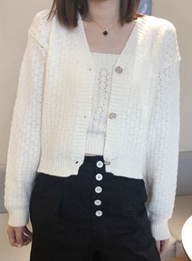 早春包身针织开衫米黄色打底吊带+简约百搭镂空毛衣二件套