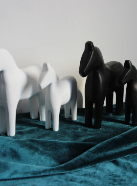 黑白色手工木雕小马摆件家居装饰品可爱动物造型桌面工艺品木质