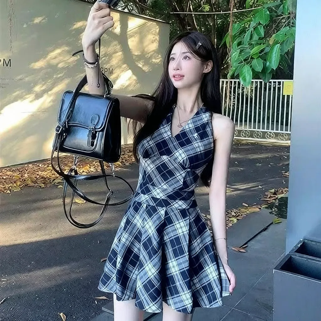 黑白格子v领挂脖系带连衣裙女春夏季新款收腰显瘦A字短裙