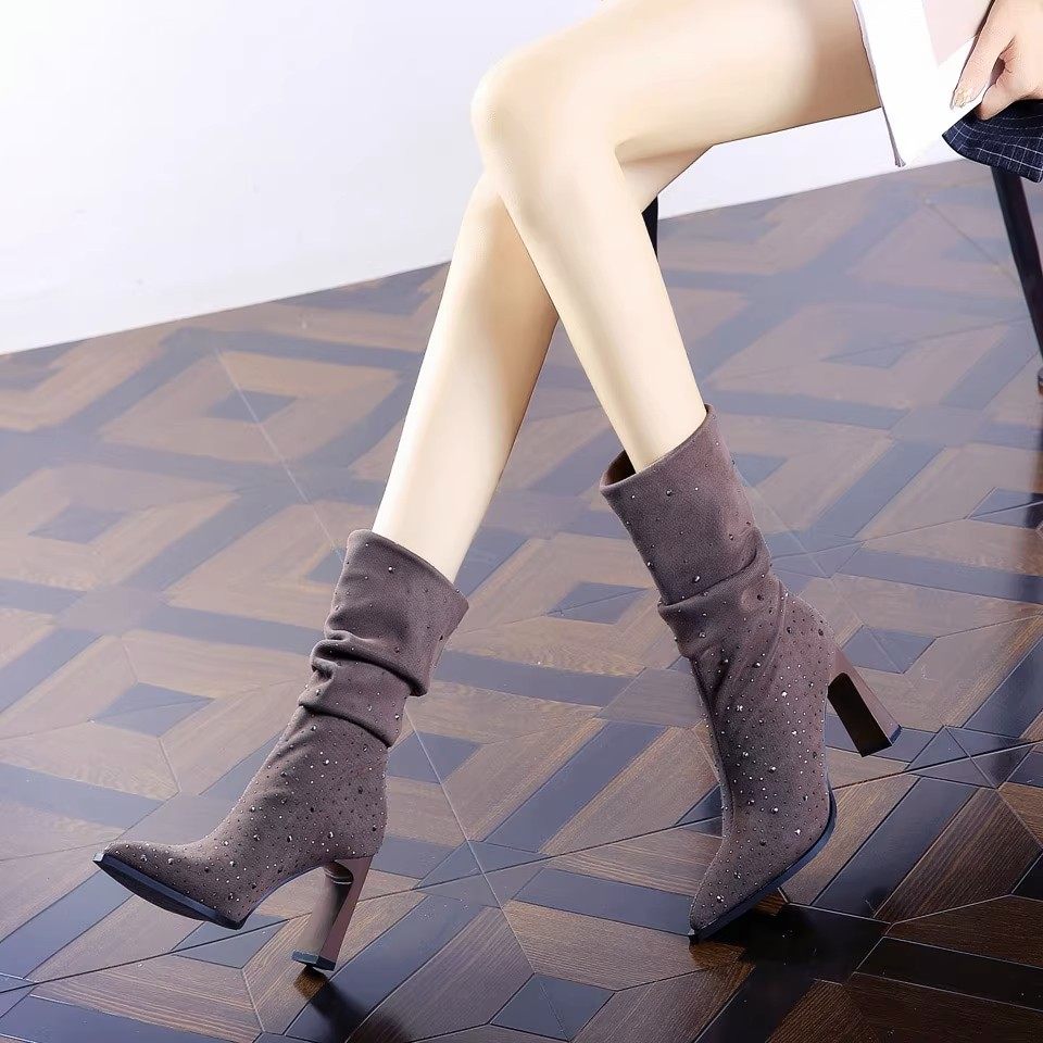 2025秋冬季新款时尚褶皱靴子粗跟高跟鞋女洋气水钻尖头堆堆中筒靴