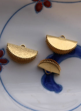 纯铜双面半圆有齿夹扣 闪沙光面金色衣领形 耳饰手链项链手作配件