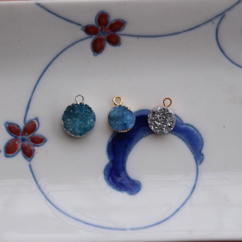 天然水晶芽吊坠 10/12mm电镀边圆形蓝色灰色晶簇 diy手作饰品配件,饰品/流行首饰/时尚饰品新,DIY配件,淘宝优惠券,粉丝福利购,淘宝优惠卷