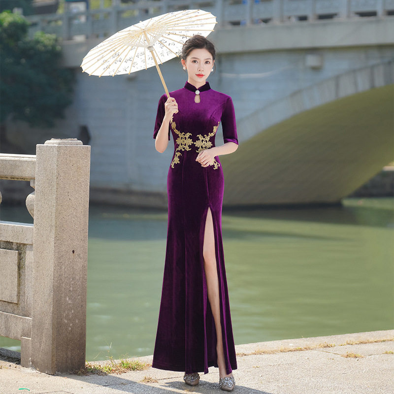 走秀旗袍女紫色演出服2026年新款夏季长款修身开叉宴会礼服连衣裙