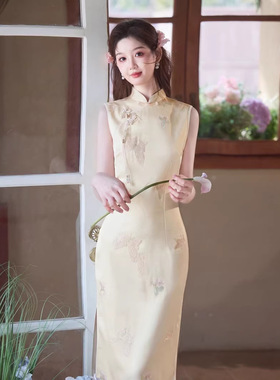 高端刺绣黄色旗袍2026新款女夏季订婚礼服裙改良无袖年轻款连衣裙