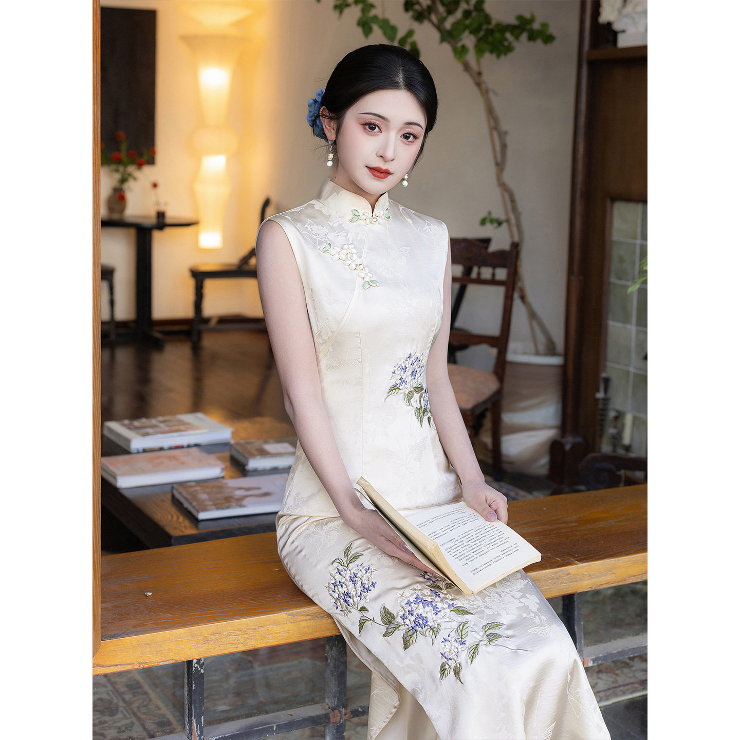 高端刺绣无袖旗袍新款改良女夏季新中式国风连衣裙订婚礼服白色