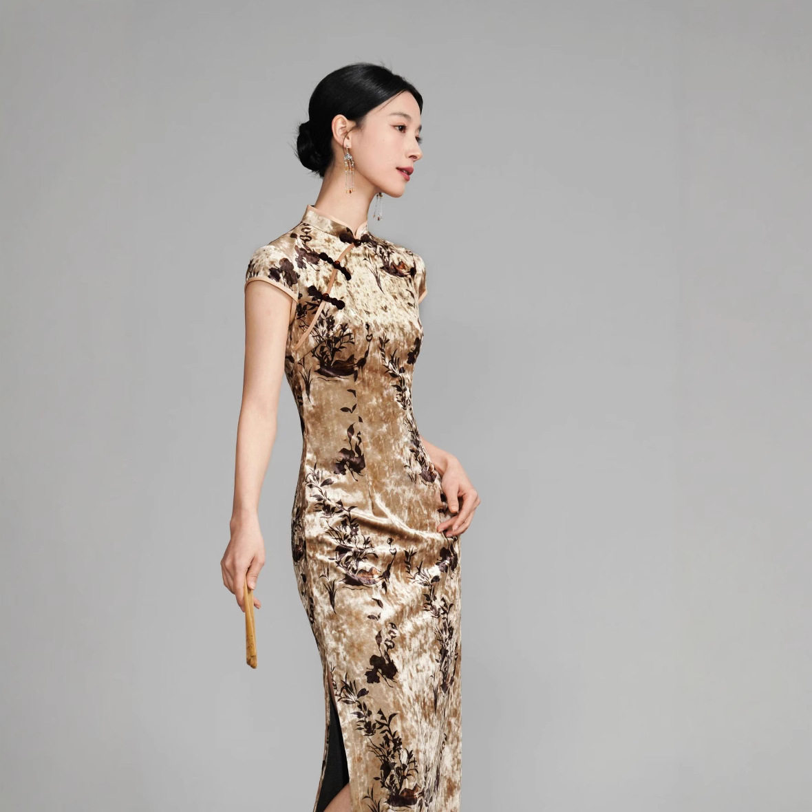 2026春季新中式金色印花旗袍复古金丝绒长款驼色礼服女装连衣裙