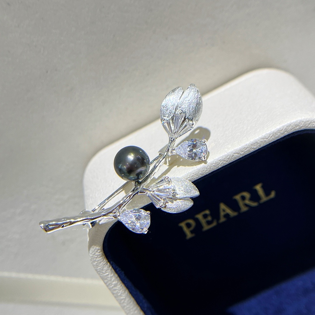 水之泪天然海水大溪地黑珍珠胸针8-9mm近圆有瑕油亮强光磨砂工艺