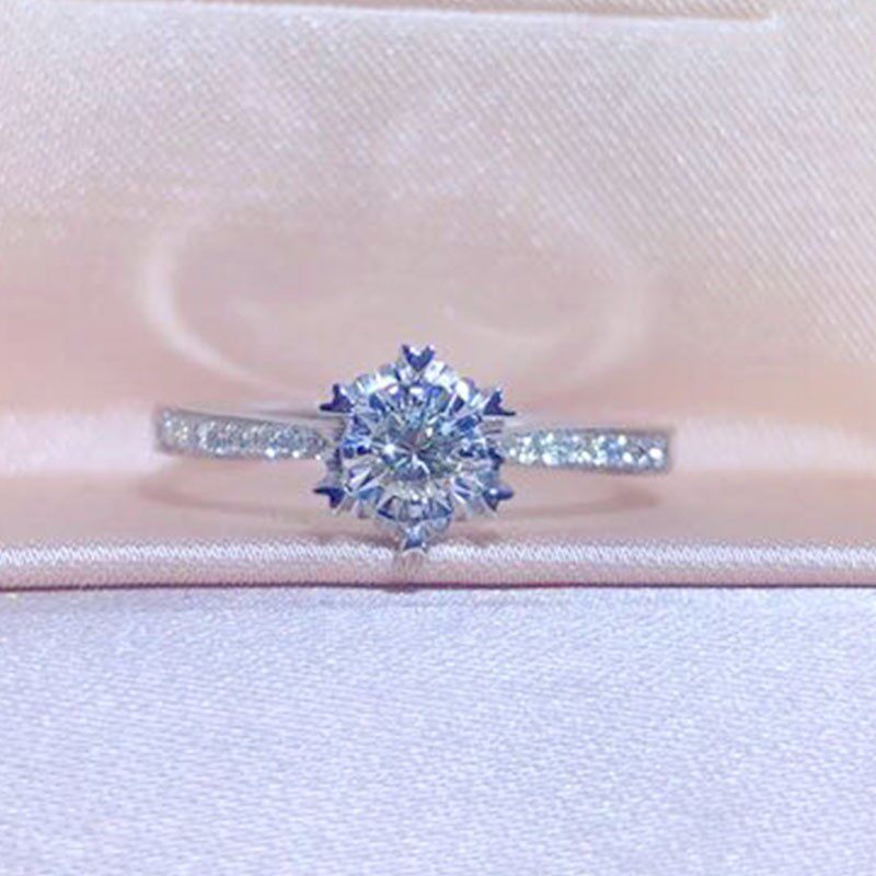 18k金白金色主钻10分六爪车花钻石戒指女 心形爪甜美简约显大钻戒