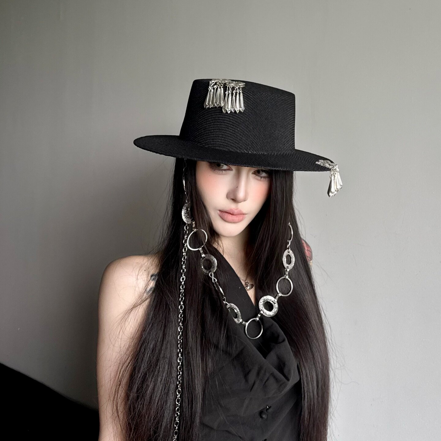 原创小众暗黑哥特风铃铛链条棉麻平顶草帽女舞台走秀礼帽子春夏天