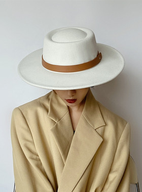 白色法式平顶礼帽英伦复古皮带仿羊毛呢帽子女秋冬凹槽宽檐爵士帽