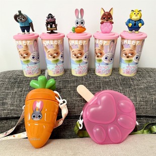 正版 疯狂动物城尼克朱迪发光玩偶杯子闪电造型公仔水杯冰棍背带桶