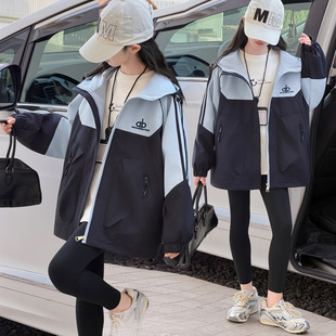 女童春装连帽冲锋衣外套2026新款洋气儿童装小女孩初中生休闲上衣