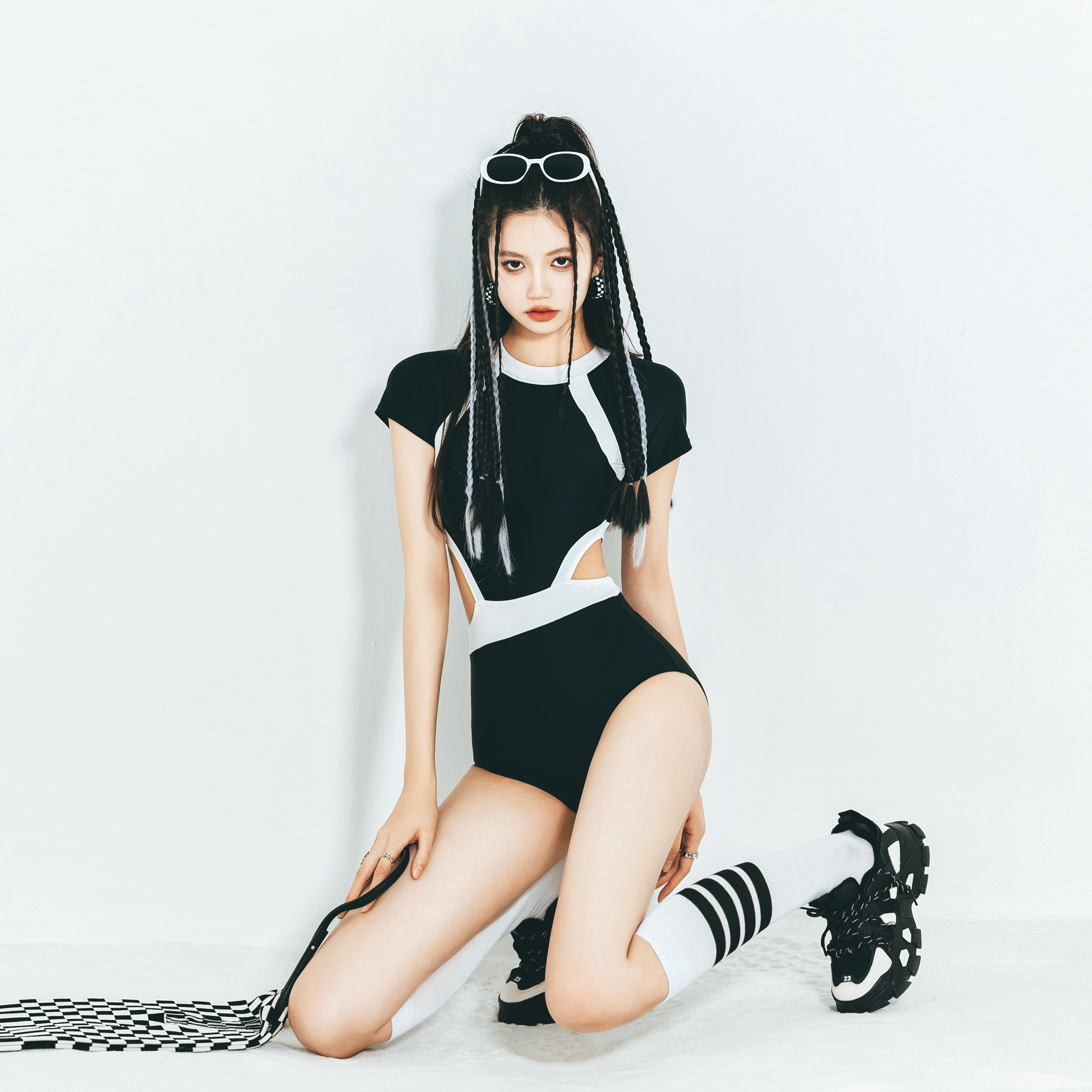 少年齐 短袖黑白高冷范高级感辣妹腰侧镂空露背原创连体女泳衣