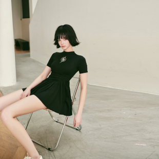 小闪电 小众显瘦女泳衣 原创少年齐高冷范保守平角连体裙短袖