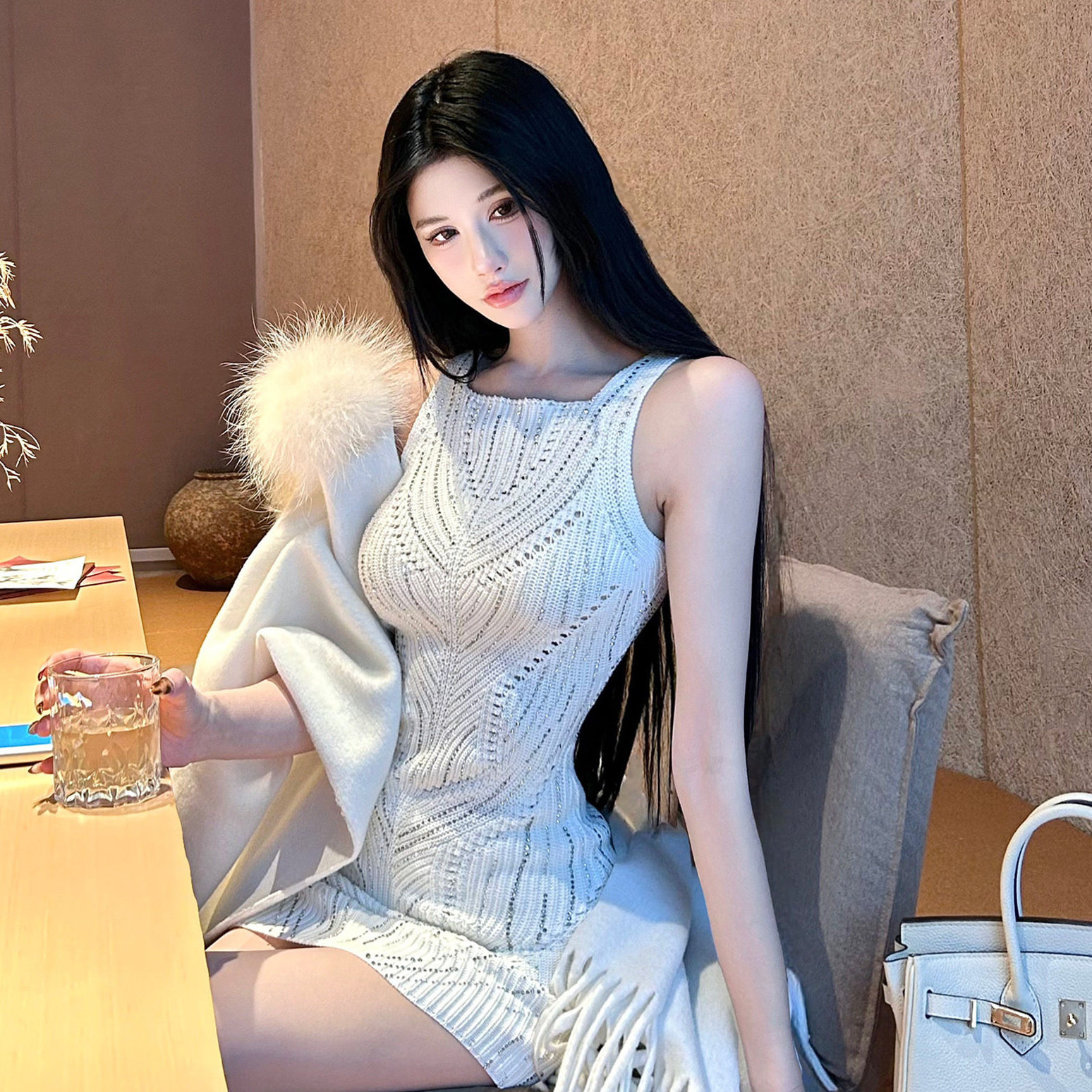 法式温柔风白色镂空针织连衣裙女夏装性感包臀背心裙重工烫钻短裙