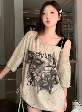 美式贴布蝴蝶露肩单肩带短袖T恤衫女夏季设计感甜酷慵懒辣妹上衣