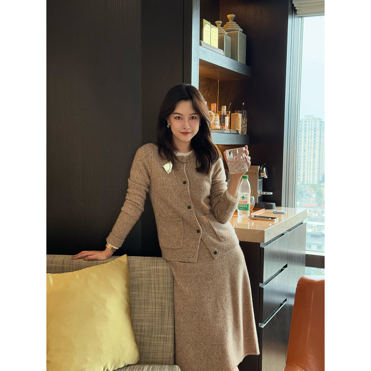 DUO智仙生 黑标 赫拉月神 柔柔燕麦色羊毛开衫和半裙套装