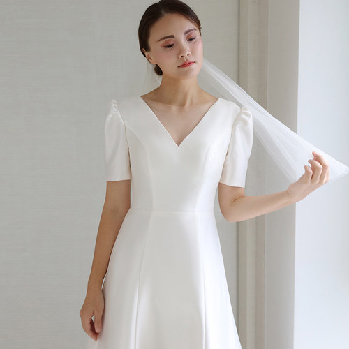 可租赁《安妮》韩国高级缎面v领简约显瘦旅拍轻婚纱礼服婚礼订婚