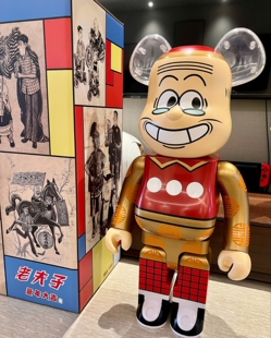 官方正品Bearbrick 老夫子 1000%积木熊暴力熊手办摆件