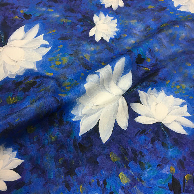 桑蚕丝绸旗袍布料大牌蓝底白莲花喷绘重磅30姆米弹力重绉真丝面料