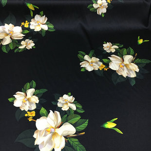 桑蚕丝布料新款19姆米黑底栀子花喷绘弹力丝绸缎重磅真丝旗袍面料